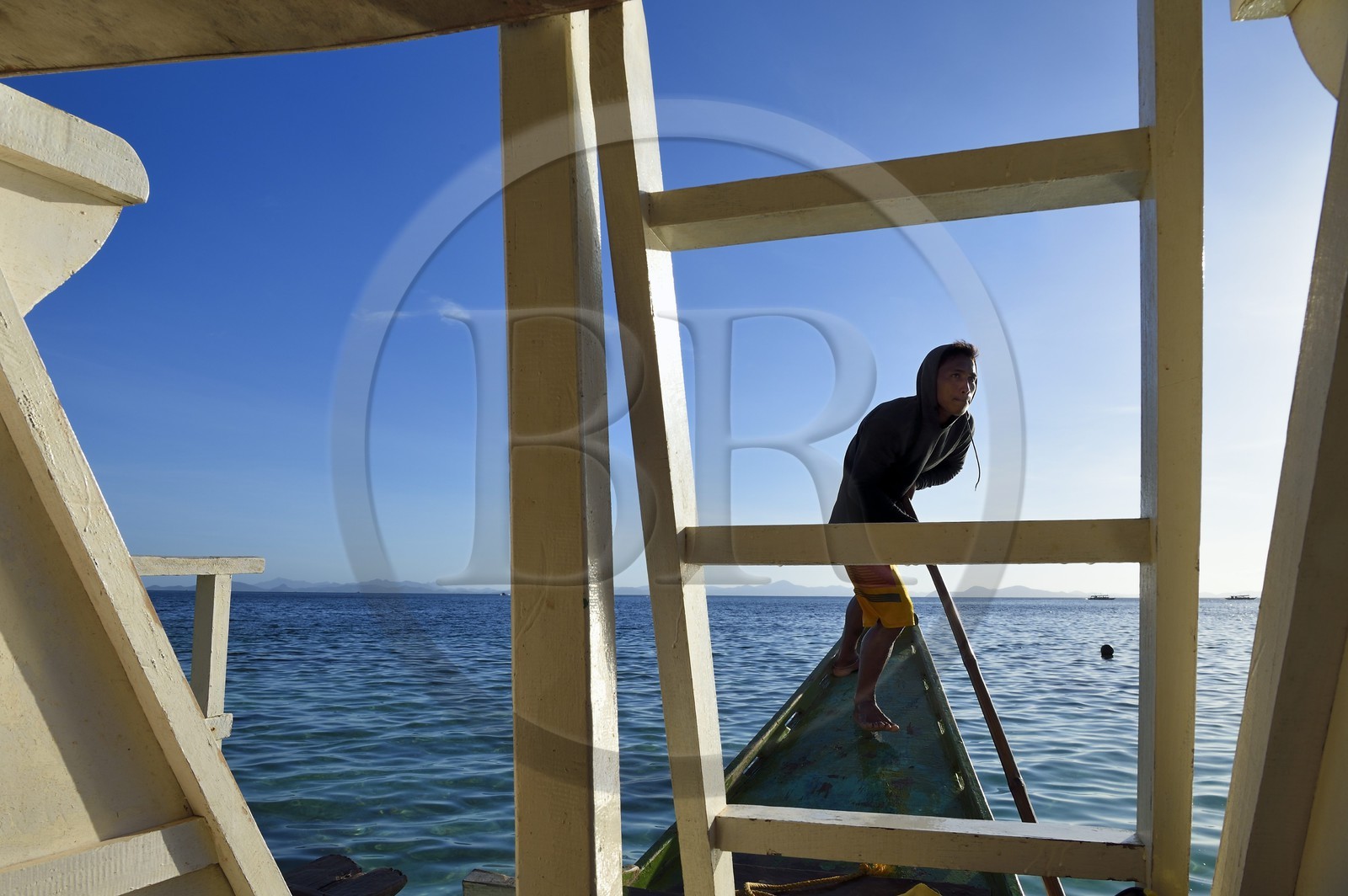 Philippines, Calamian Islands dans le nord de Palawan, Coron Island Natural Biotic Area, Banul Beach, pirogue à balancier