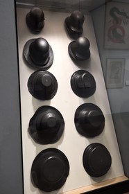 Allemagne, Berlin, le Deutsches Historisches Museum (musée de l’histoire allemande), la premiere guerre mondiale, étape de fabrication du casque allemand