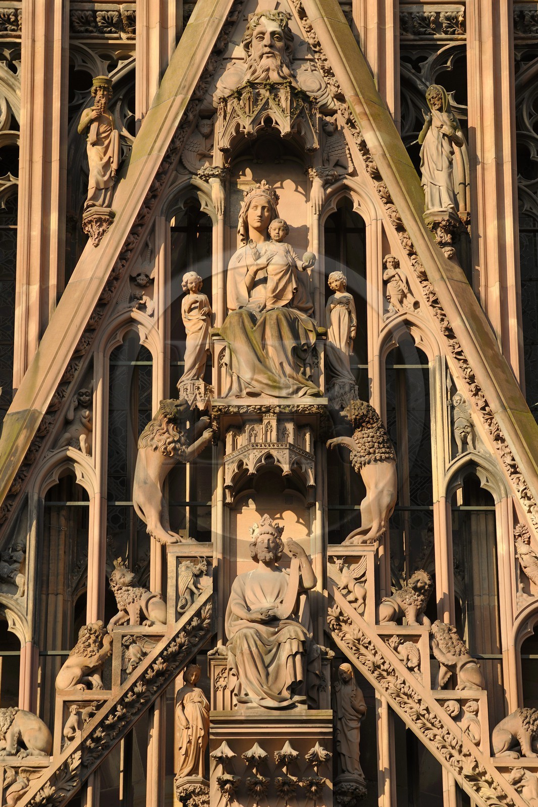 France, Bas-Rhin (67), Strasbourg, la cathédrale Notre-Dame, la façade occidentale, la Vierge surplombe le portail central