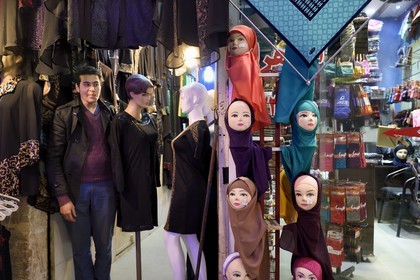 Iran, province d'Ispahan, Ispahan, Bazar-e Bozorg (Grand Bazar), immense bazar couvert qui remonte à près de 1300 ans, magasin de vetements et foulards pour femmes