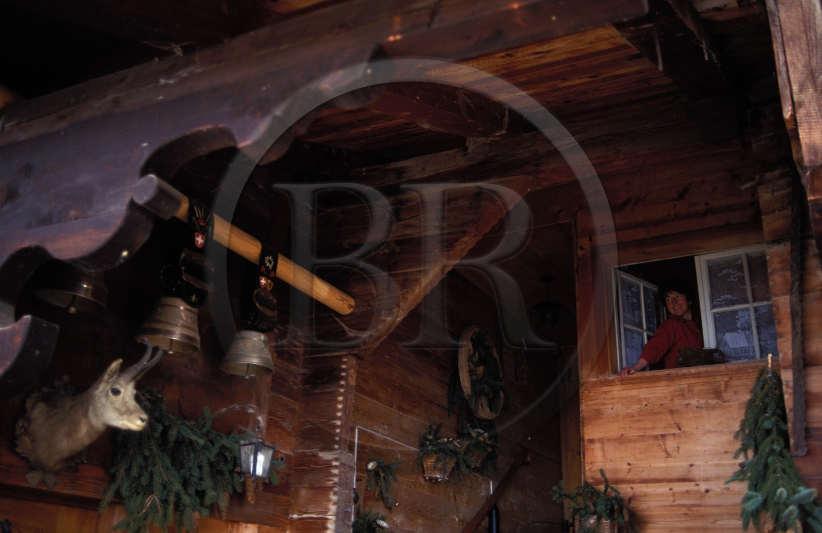 Suisse, région de Bern (Oberland Bernois), Saanenland, Gstaad, ferme traditionnelle en bois