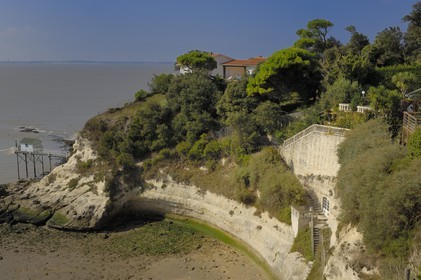 France, Charente-Maritime (17), Meschers-sur-Gironde, carrelets sur la plage de Cadet
