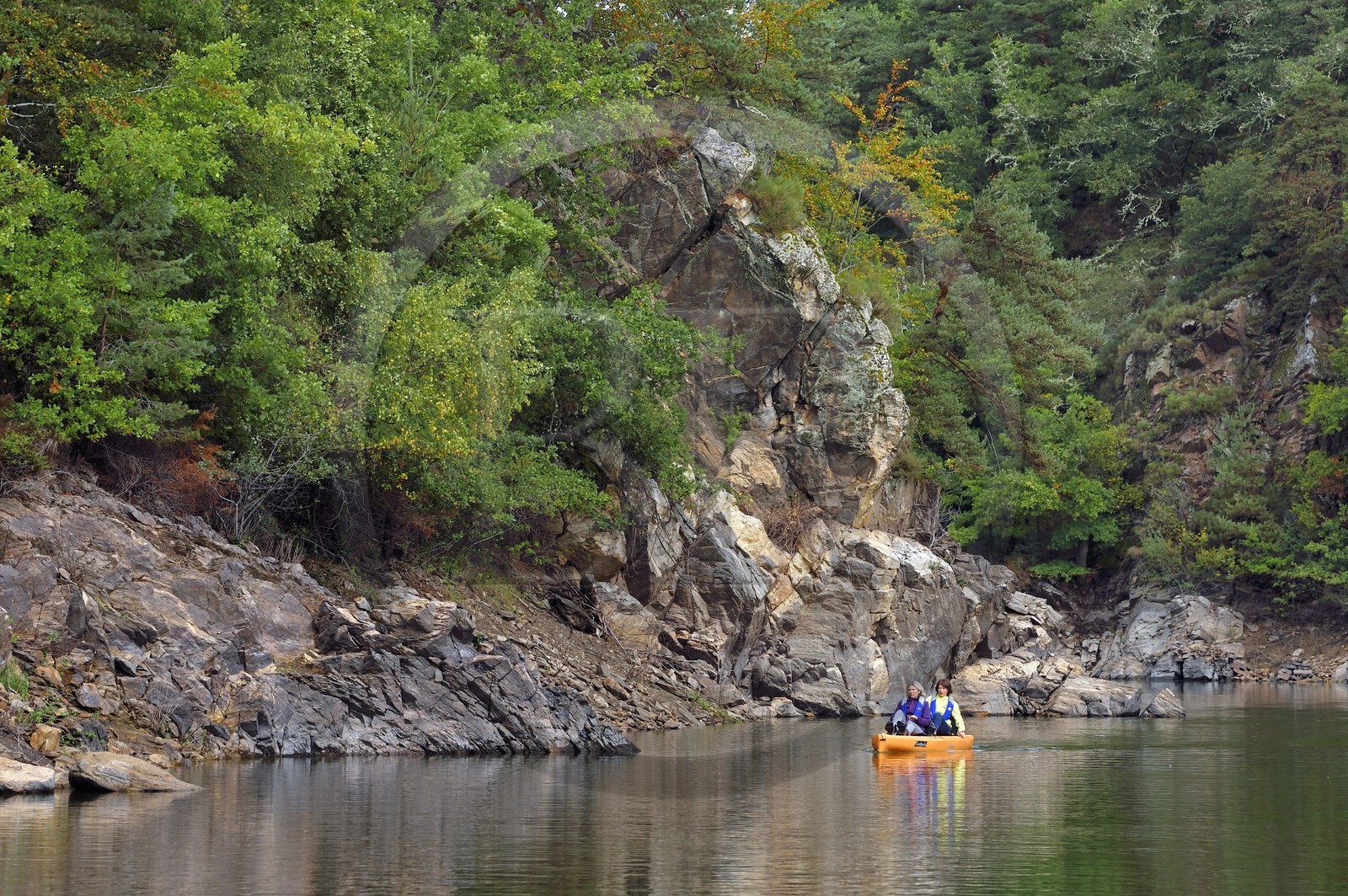 France, Cantal (15), Gorges de la Truyère, Chaliers, découverte en kayak à pédales de la rivière Truyère en amont du viaduc de Garabit
