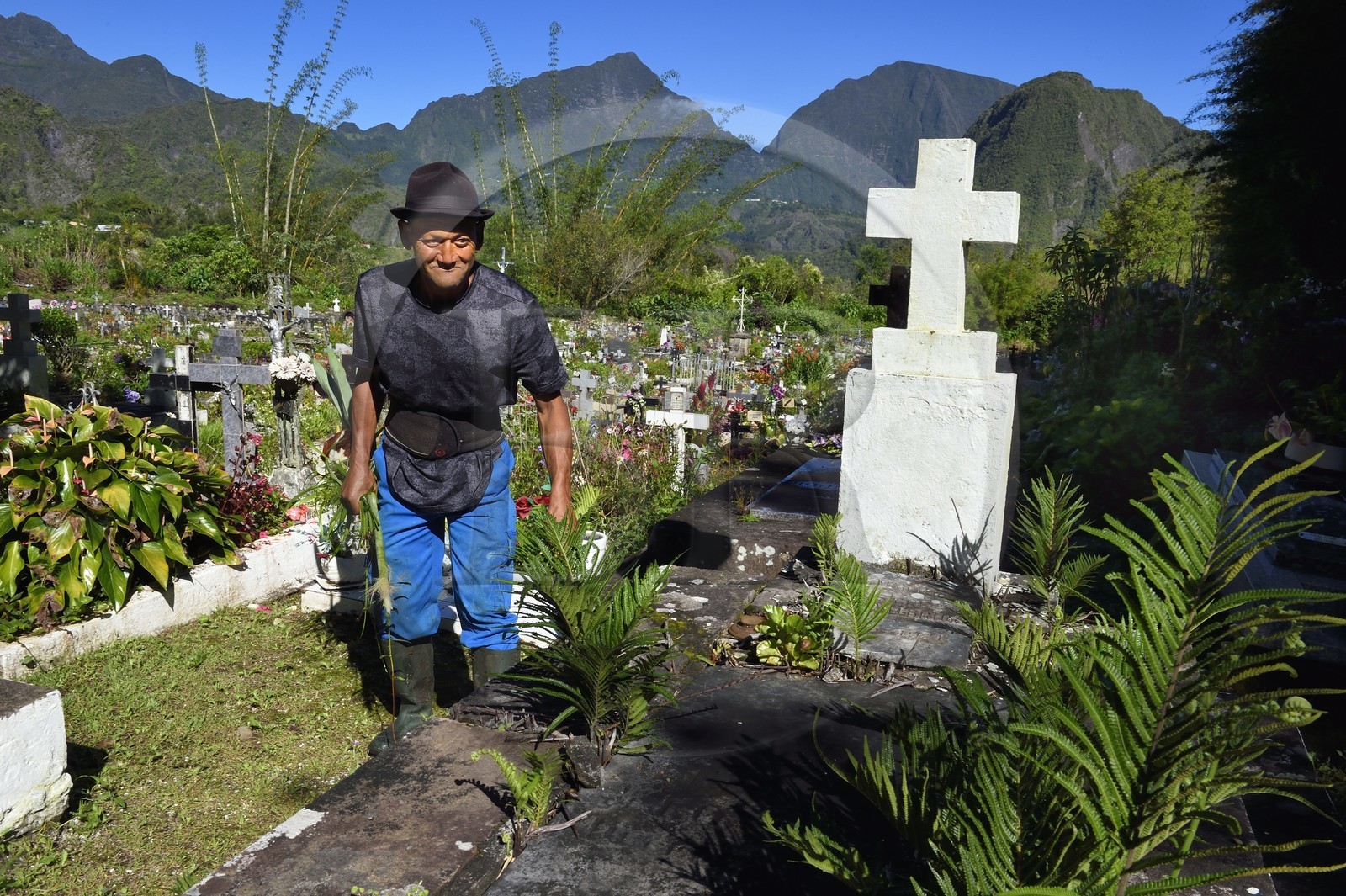 France, Ile de la Reunion, Cirque de Salazie, classé Patrimoine Mondial de l'UNESCO, Hell-Bourg, labellisé les Plus Beaux Villages de France, Philippe Cocotier dit La Chine, agent communal natif de Hell Bourg est en charge de l'entretien du cimetière