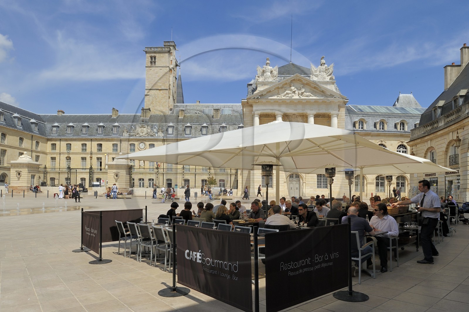 France, Côte d'Or (21), Dijon, Palais des Ducs et terrasse de café sur la place de la Libération