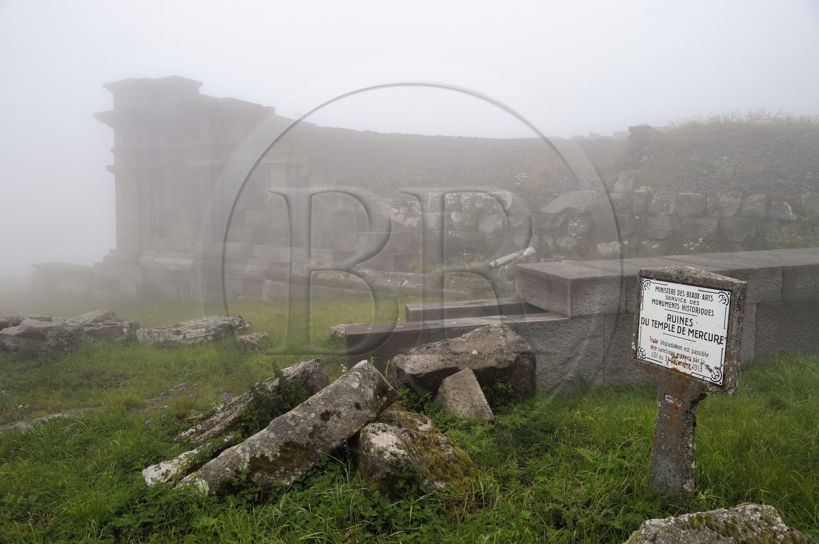 France, Puy-de-Dôme (63), Parc Naturel Régional des Volcans d'Auvergne, Chaine des Puys classée Patrimoine Mondial de l’UNESCO, vestiges partiellement reconstitués du temple de Mercure au sommet du puy de Dôme, temple gallo-romain du IIe siècle