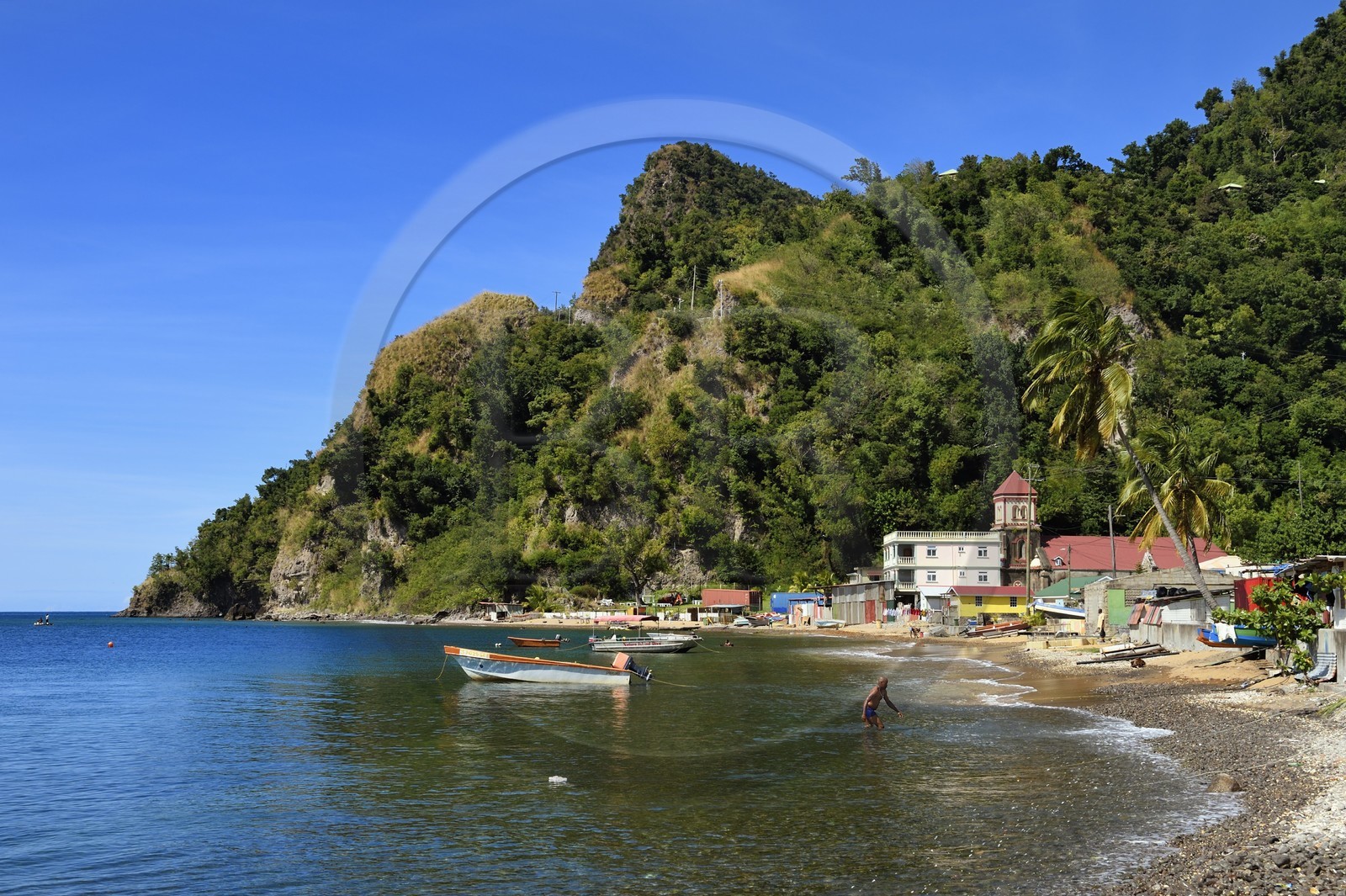 Caraïbes, Ile de la Dominique, baie de Soufrière, la plage et le village de Soufrière