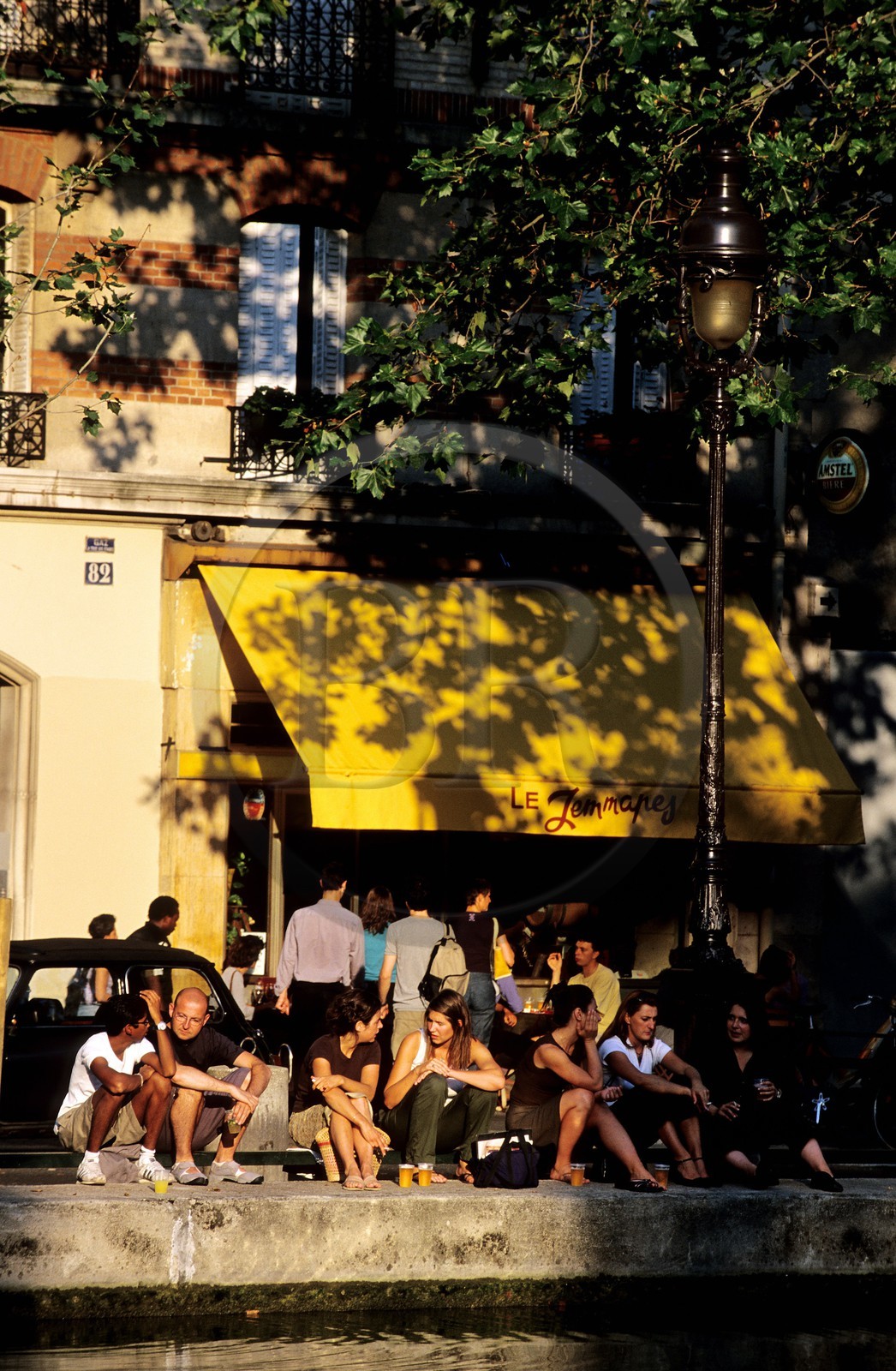 France, Paris (75), jeunes gens sur le quai de Jemmapes au bord du canal Saint-Martin en été
