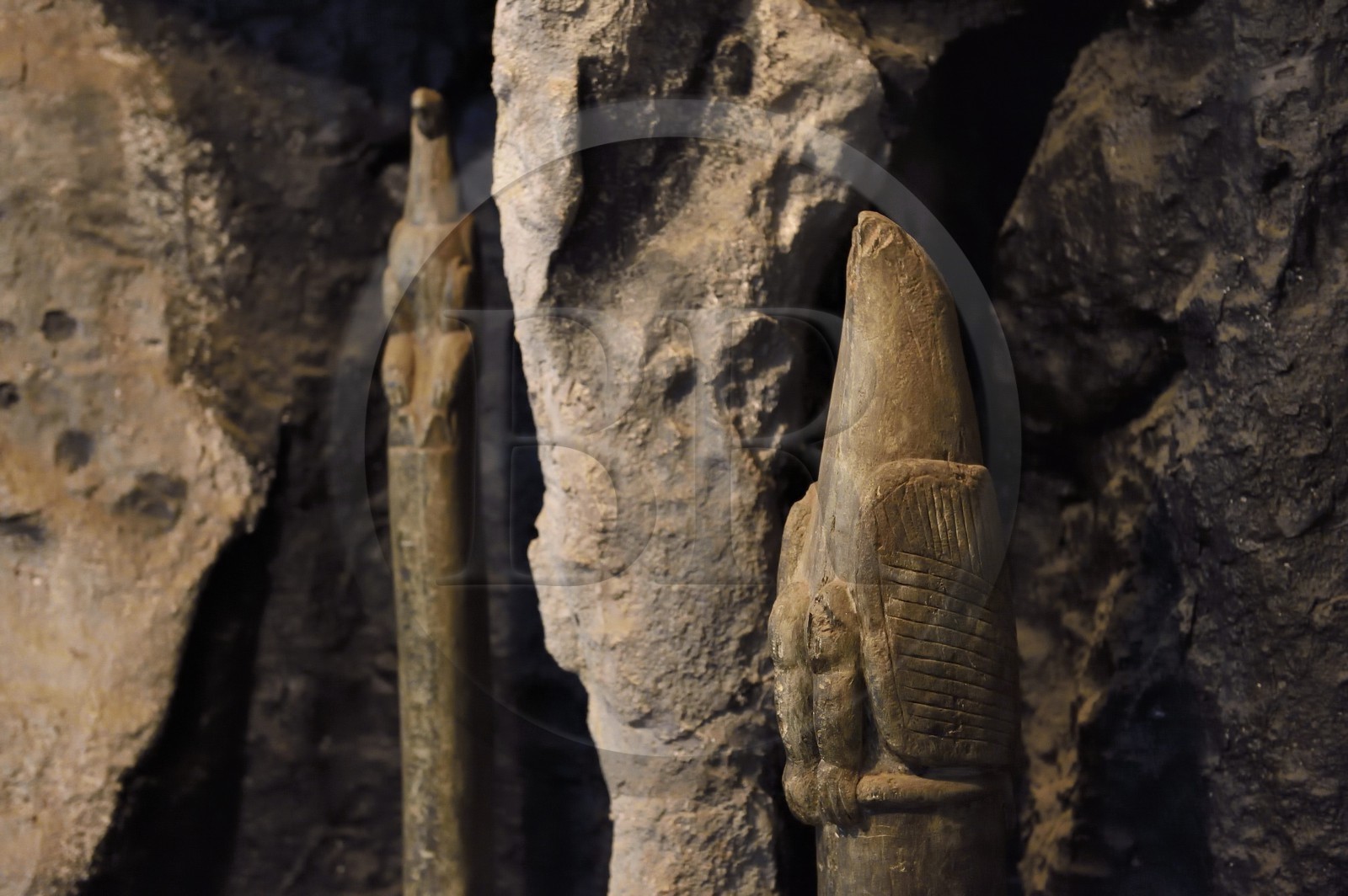 Zimbabwe, province de Masvingo, musée du site archéologique du Grand Zimbabwe, classé Patrimoine Mondial de l'UNESCO, grands poteaux surmontés chacun d'un oiseau en stéatite remplissant une fonction rituelle trouvés dans l'enclos oriental des Ruines de la colline (Hill Complex)
