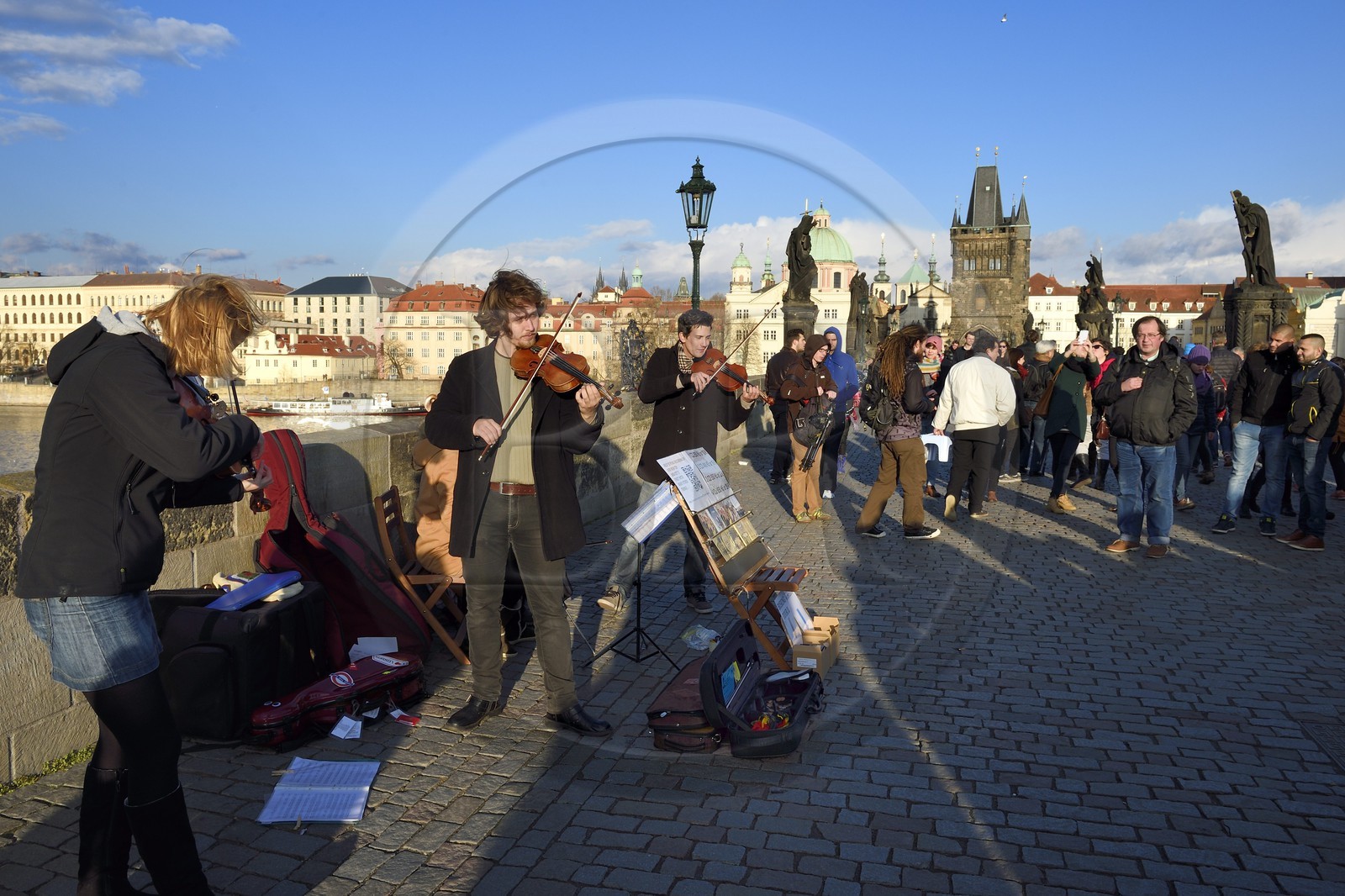 République Tchèque, Prague, centre historique classé Patrimoine Mondial de l' UNESCO, concert de violonistes sur le pont Charles (Karluv Most ou Karlov Most) sur la rivière Vltava