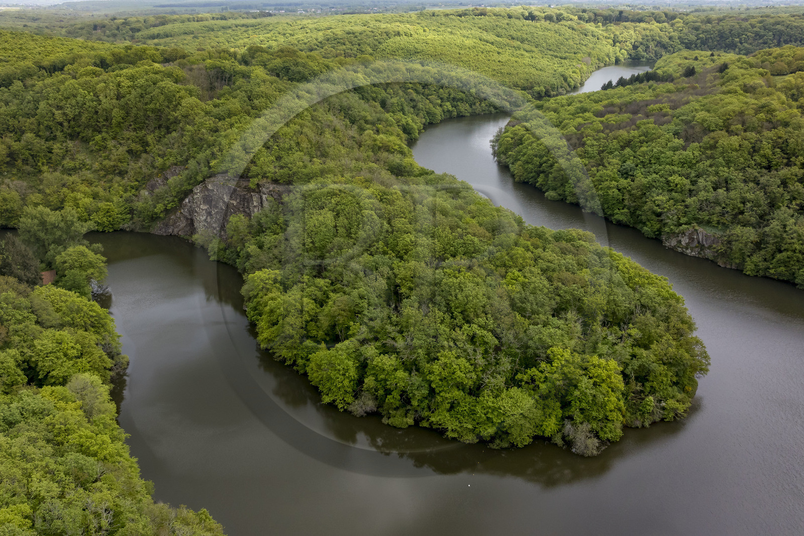 France, Vendée (85), Mervent, les boucles de la rivière La Mère dans la forêt de Mervent (vue aérienne)