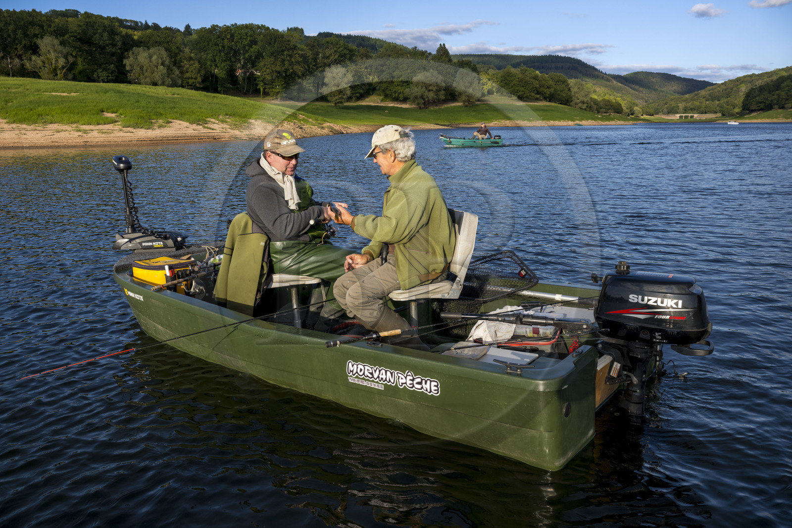 France, Nièvre (58), Parc naturel régional du Morvan, Chaumard, lac de Pannecière, pêche à la ligne sur une barque, Claude et Christophe ont pêchés une perche barrée
