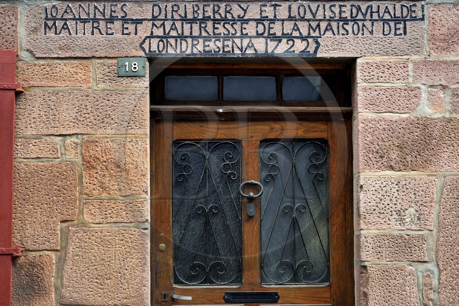 France, Pyrénées-Atlantiques (64), Pays-Basque, Saint-Jean-Pied-de-Port, rue de la Citadelle sur le chemin de Saint-Jacques-de-Compostelle, linteau de maison Johan Biriberry et Louise Duhalde maitre et maitresse de la maison de Londresena 1722