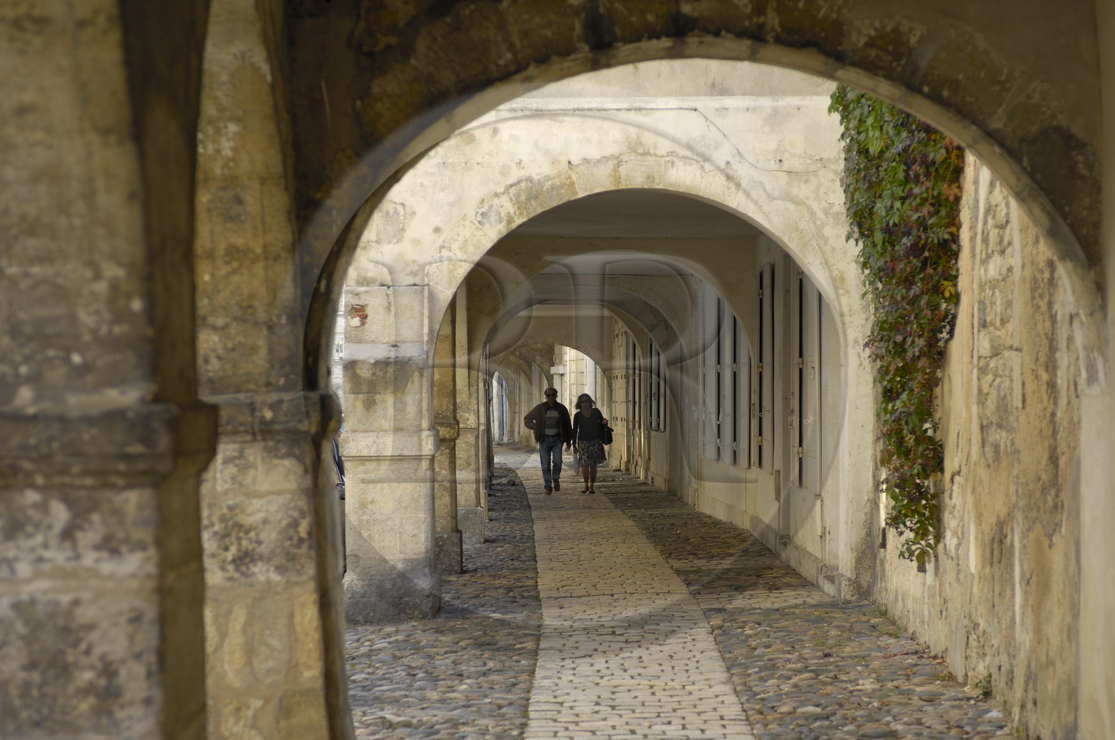 France, Charente-Maritime (17), La Rochelle, arcades de la rue de l'Escale