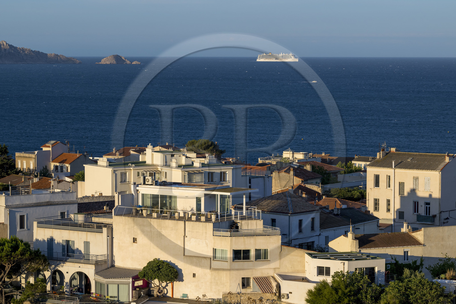 France, Bouches-du-Rhône (13), Marseille, quartier d'Endoume, Malmousque, arrivée d'un bateau de croisière Costa au petit matin