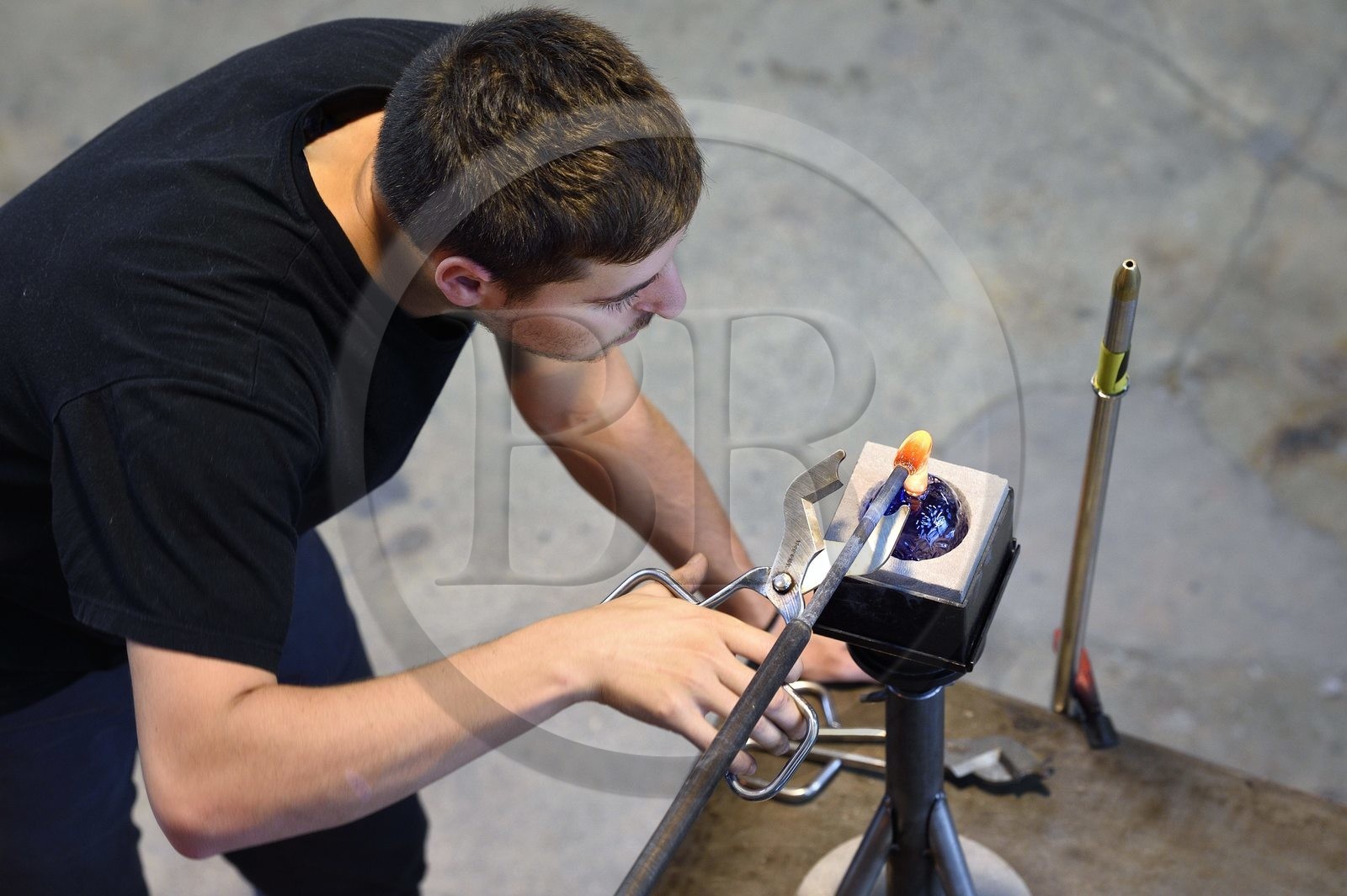 France, Moselle, Meisenthal, Centre international d'Art verrier (CIAV) (international glass centre), the blowing workshop, crafting a Christmas ball, installation of the pellet for the creation of the glass hook