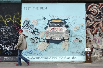 Allemagne, Berlin, Friedrichshain-Kreuzberg, East Side Gallery, le mur, oeuvre de Birgit Kinder datant des années 1990 et rénovée en 2009 représentant une voiture Trabant arrivant de Berlin Est intitulée Test the best