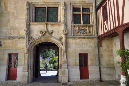 France, Seine-Maritime (76), Rouen, place de la Pucelle, Hôtel de Bourgtheroulde a été bati dans la première moitié du XVIe siècle par Guillaume Le Roux et présente les influences conjointes du gothique flamboyant et de la Renaissance, portail de Style Louis XII avec accolade et médaillon à l'antique