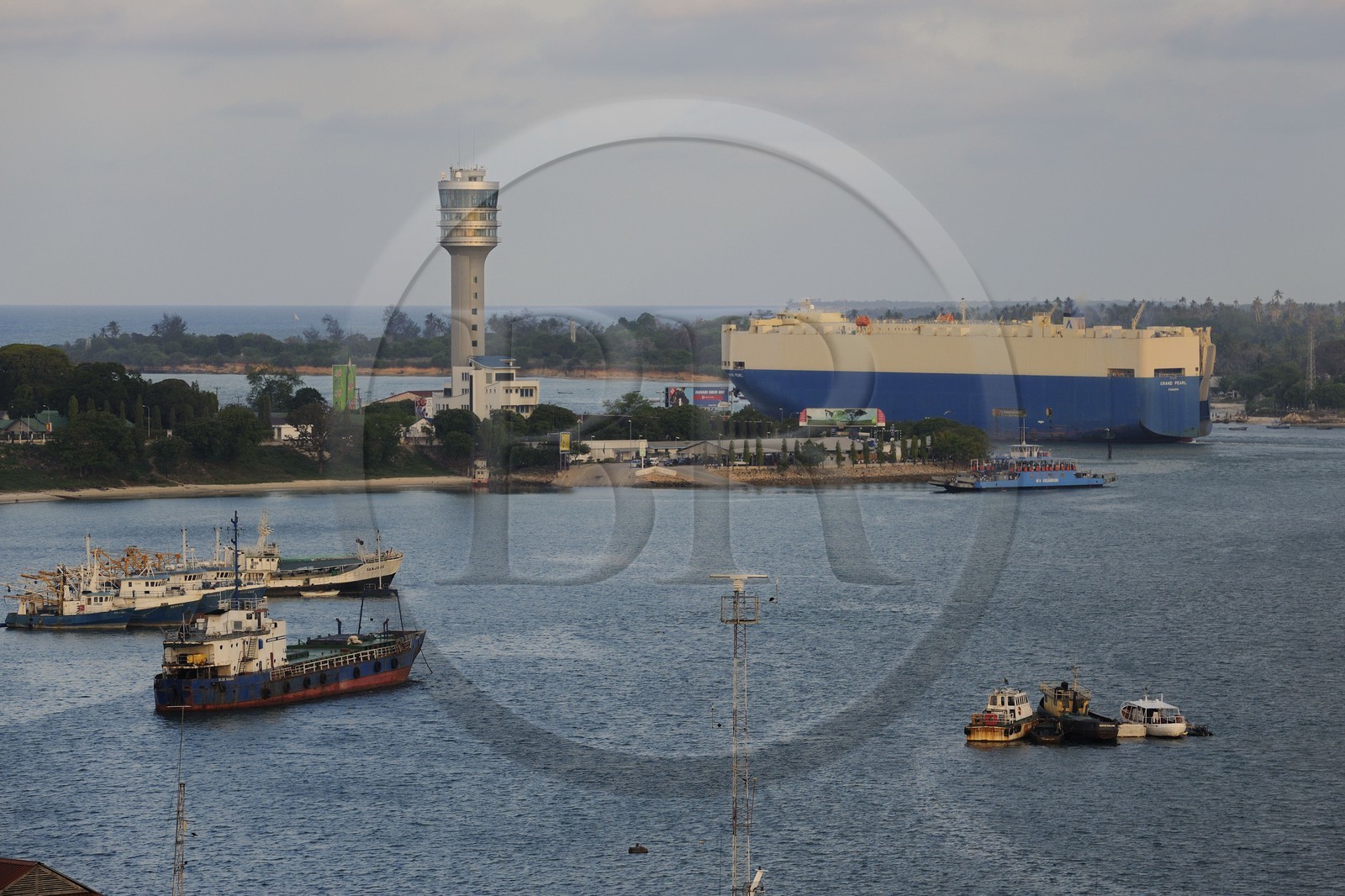 Tanzanie, Dar es-Salaam, cargo sortant du port de commerce et sa tour de contôle