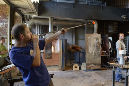 France, Moselle (57), Meisenthal, souffleur de verre au Centre international d'Art verrier (CIAV) dans l'atelier de verre à chaud