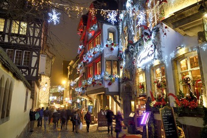 France, Bas-Rhin (67), Strasbourg, vieille ville classée Patrimoine Mondial de l'UNESCO, winstub Le Gruber décoré pendant le marché de Noël rue du Maroquin
