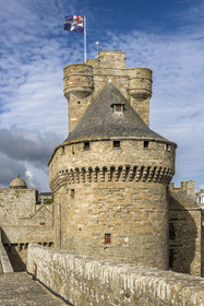 France, Ille-et-Vilaine (35), Côte d'Emeraude, Saint-Malo, le chateau de Saint-Malo (XVème siècle) qui abrite l'Hotel de Ville et le Grand Donjon sur lequel flotte le drapeau de la ville