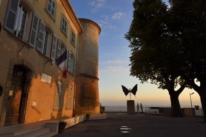 France, Var (83), La Dracénie, village de Tourtour, bronze appelé Flambé de Bernard Buffet sur l'esplanade de la mairie