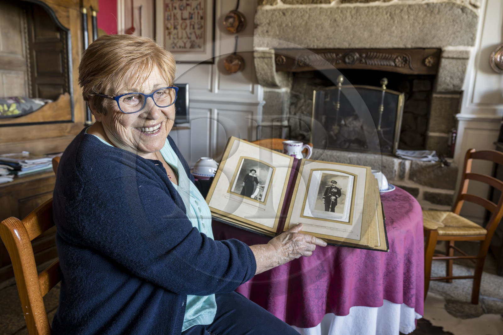 France, Finistère (29), Iles du Ponant, Ile de Batz, la Chambre d’hôtes de Marie-Pierre Prigent dans le Bourg, Marie Pierre Prigent présente son grand-père, le docteur Glérant médecin dans la marine militaire, qui accompagnait les bateaux morutiers
