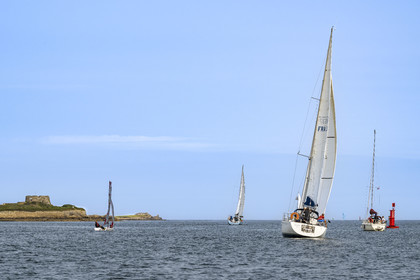 France, Finistère (29), Pays des Abers, estuaire de l'Aber Wrac'h, voiliers naviguant en direction de l'Ile Cèzon