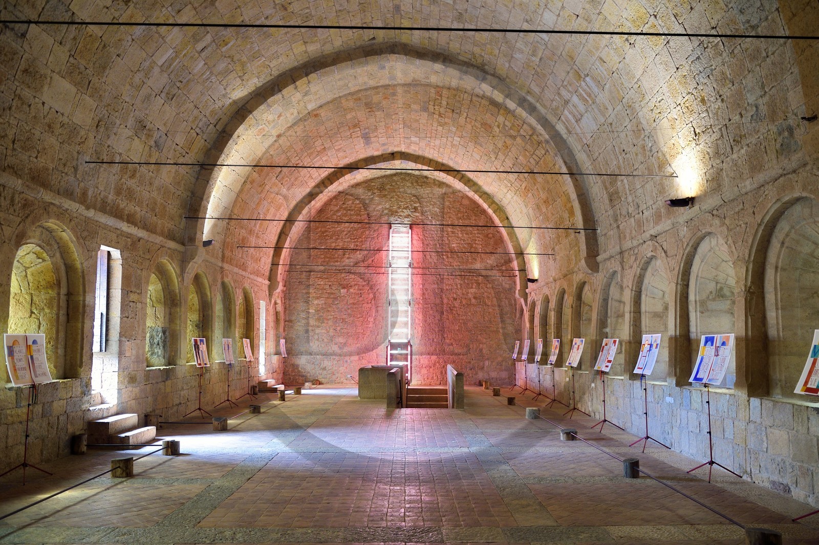 France, Var (83), Abbaye cistercienne du Thoronet, le dortoir des moines