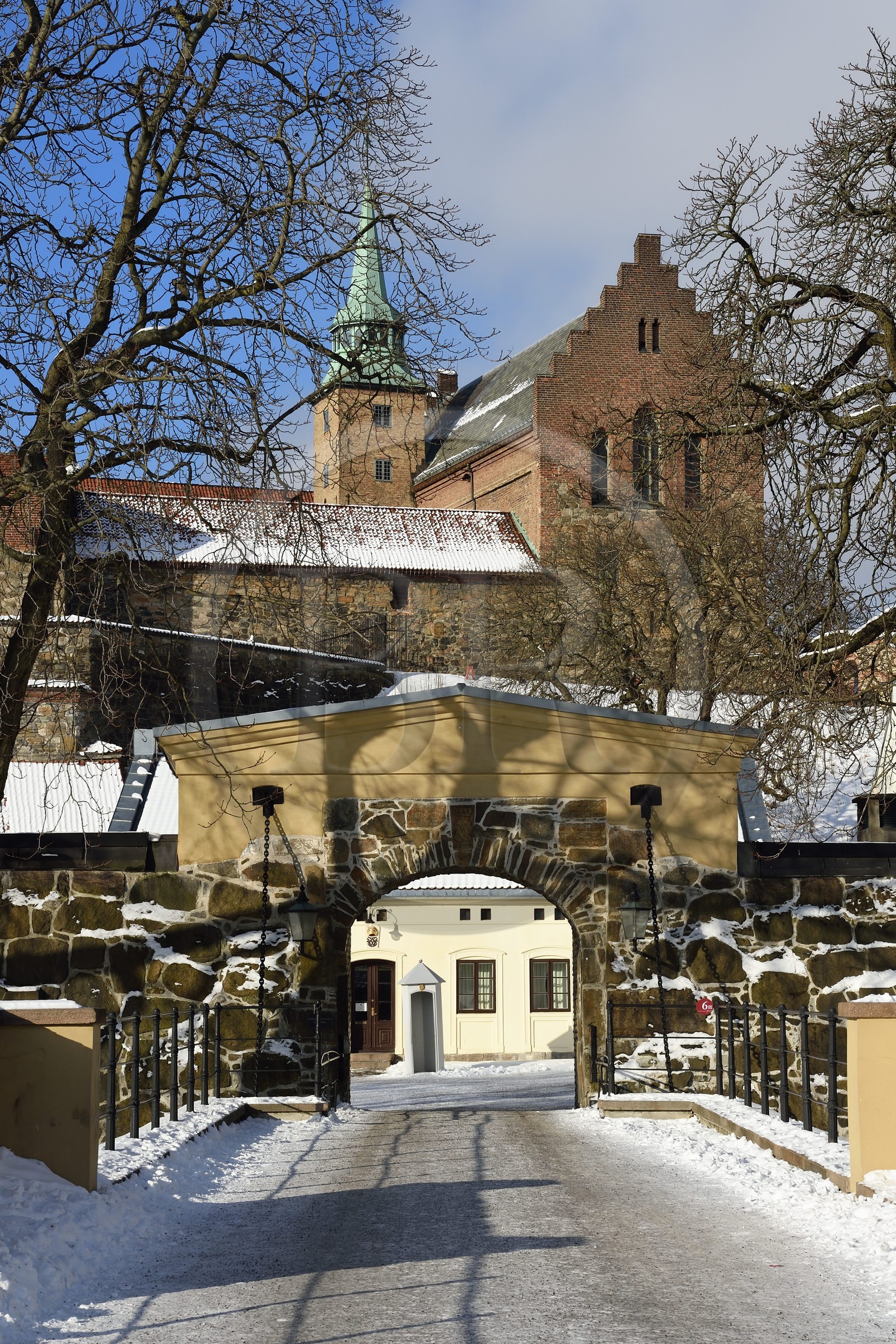 Norvège, Oslo, la citadelle d'Akershus du XIIIe siècle avec son chateau Renaissance (XVIIe siècle rénové au XIXe siècle) et son église sous la neige