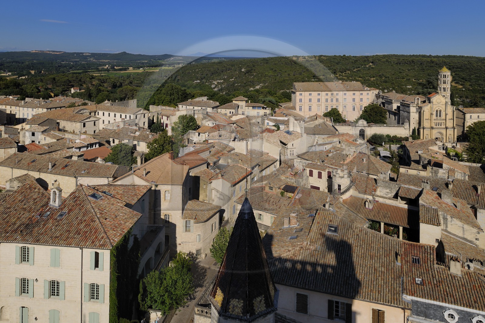 France, Gard (30), Uzès, l'ancien Évêché à gauche et la cathédrale Saint-Théodorit avec sa tour Fenestrelle