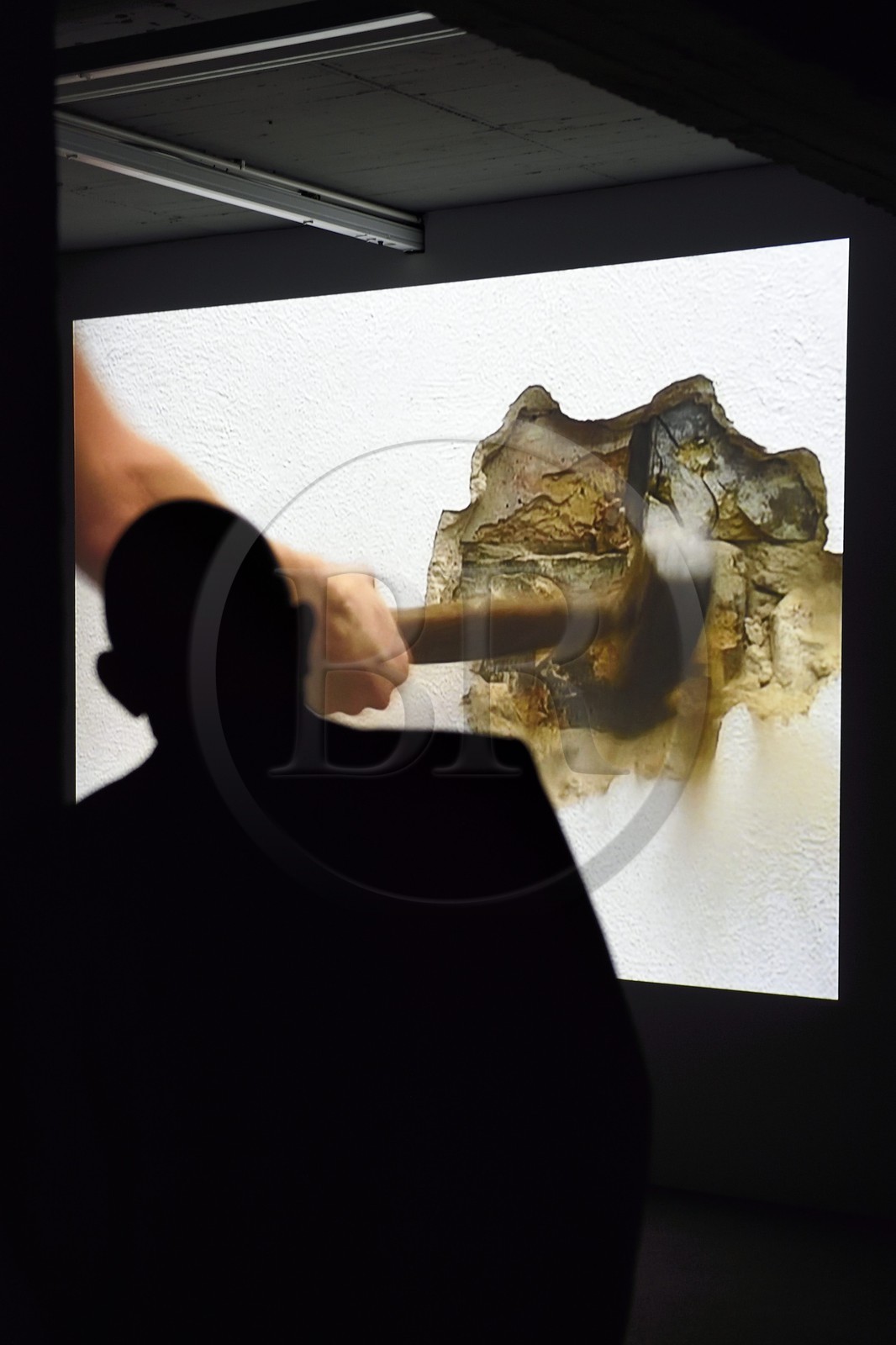 Allemagne, Berlin, Moabit, Hamburger Bahnhof, ancienne gare du XIXème siècle devenue en 1996 un musée d'art contemporain (Museum für Gegenwart), video Hammering out (une vieille dispute) 1998 par l'artiste Monica Bonvicini