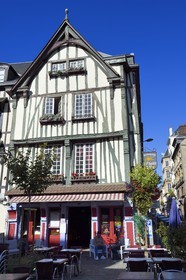 France, Seine-Maritime (76), Rouen, maison à pans de bois place du Lieutenant Aubert