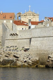Croatie, Dalmatie, cote dalmate, Dubrovnik, centre historique classé Patrimoine Mondial de l'UNESCO, les remparts coté mer et l'église Saint Ignatius (Saint Ignace) en arrière plan
