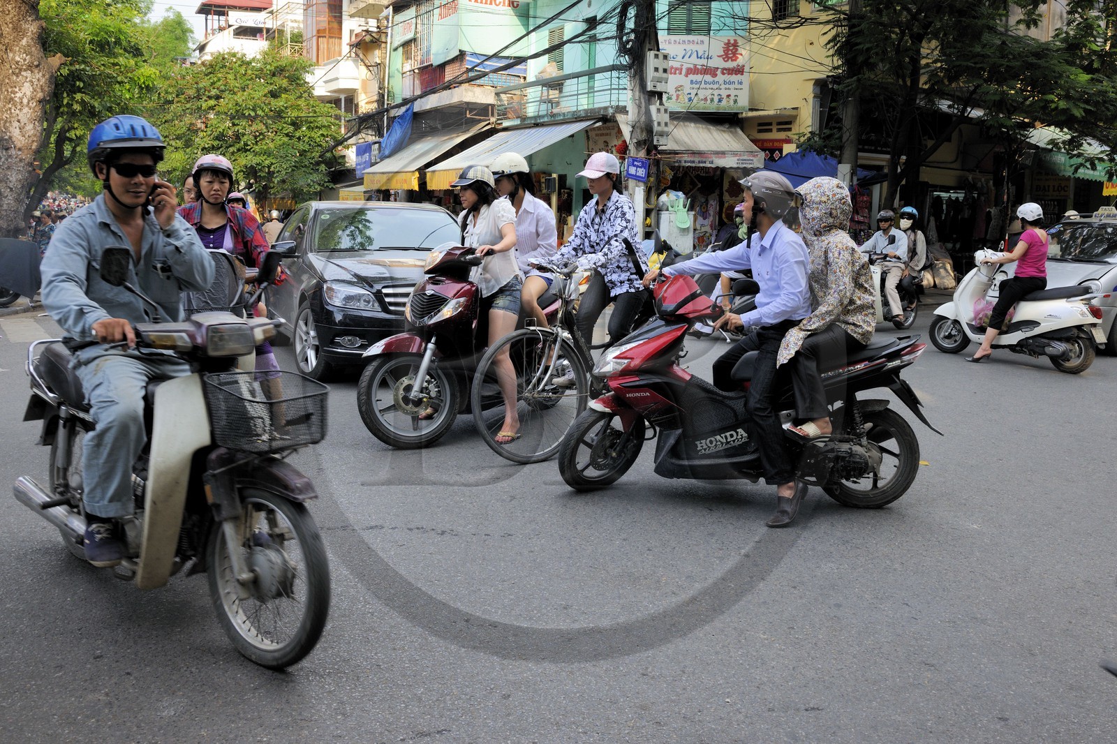 Vietnam, Hanoï, circulation en moto dans la vieille ville