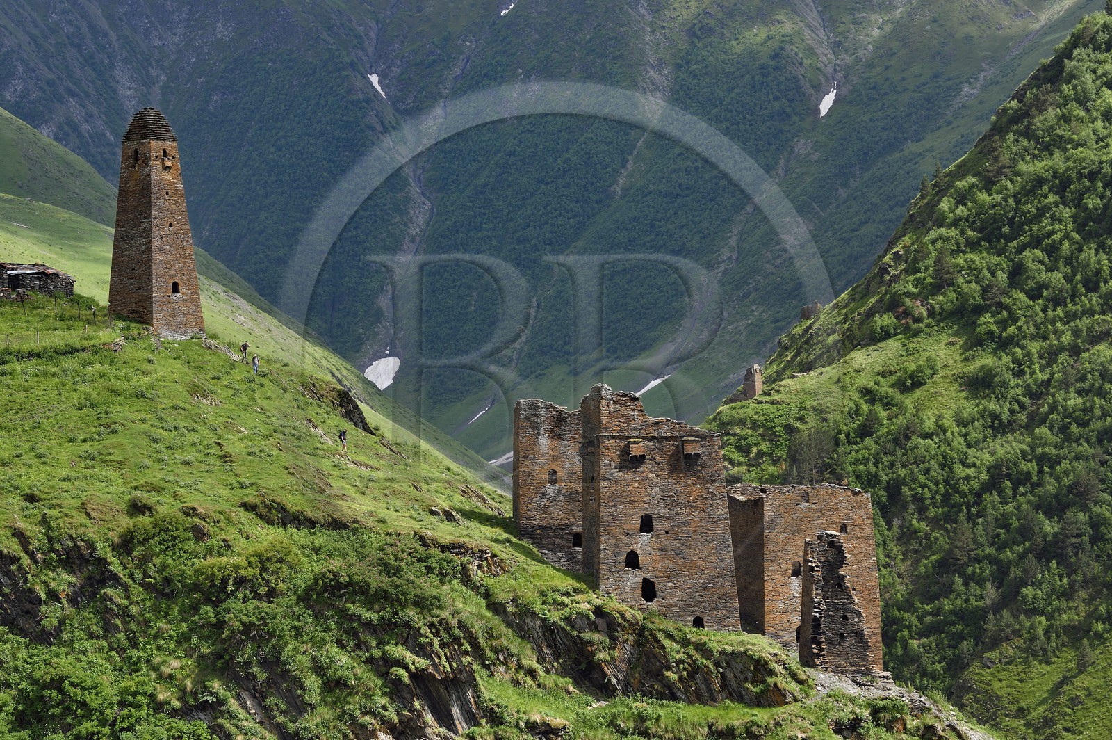 Géorgie, Kakheti, Parc national de Touchétie, vallée de la rivière Alazani dans les montagnes de Pirikiti, randonneurs traversant l'ensemble de tours défensives médiévales de l'ancien village de Parsma (Baso)