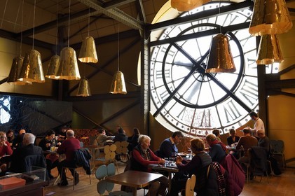 France, Paris (75), le musée d'Orsay, le Café Campana éclairé par son horloge