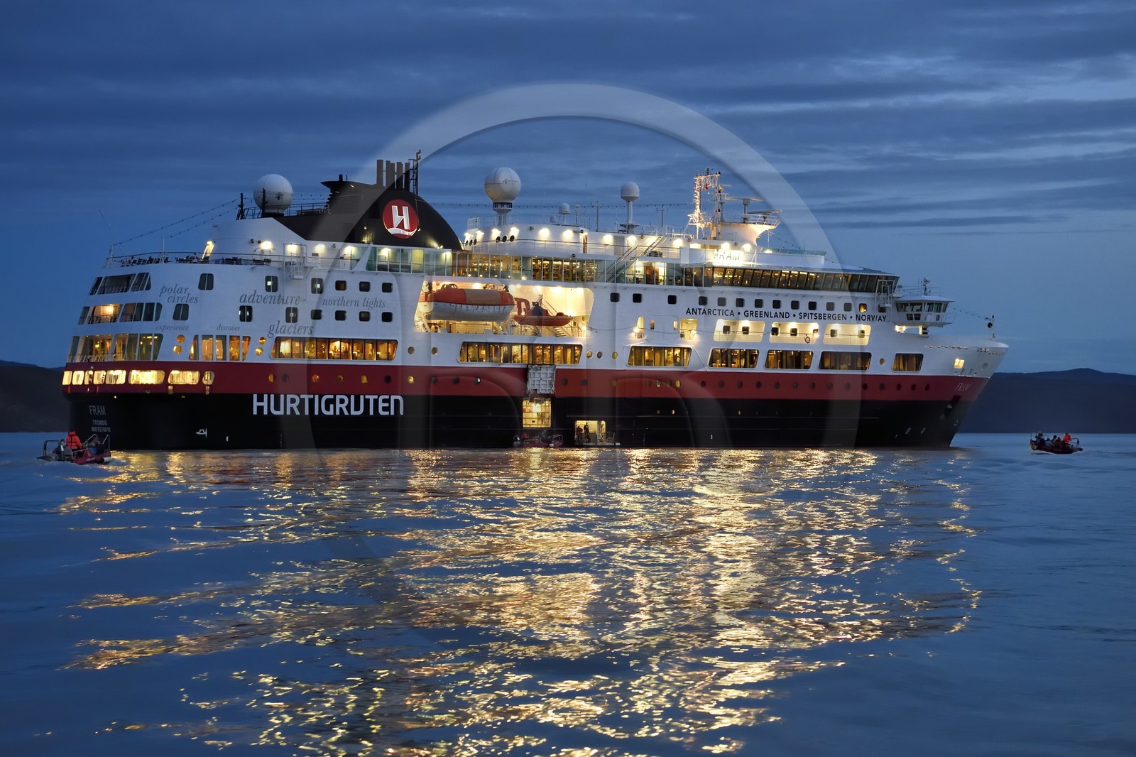 Groenland, région du centre ouest, baie de Kangerlussuaq, embarquement de nuit sur le bateau de croisière MS Fram de la compagnie Hurtigruten