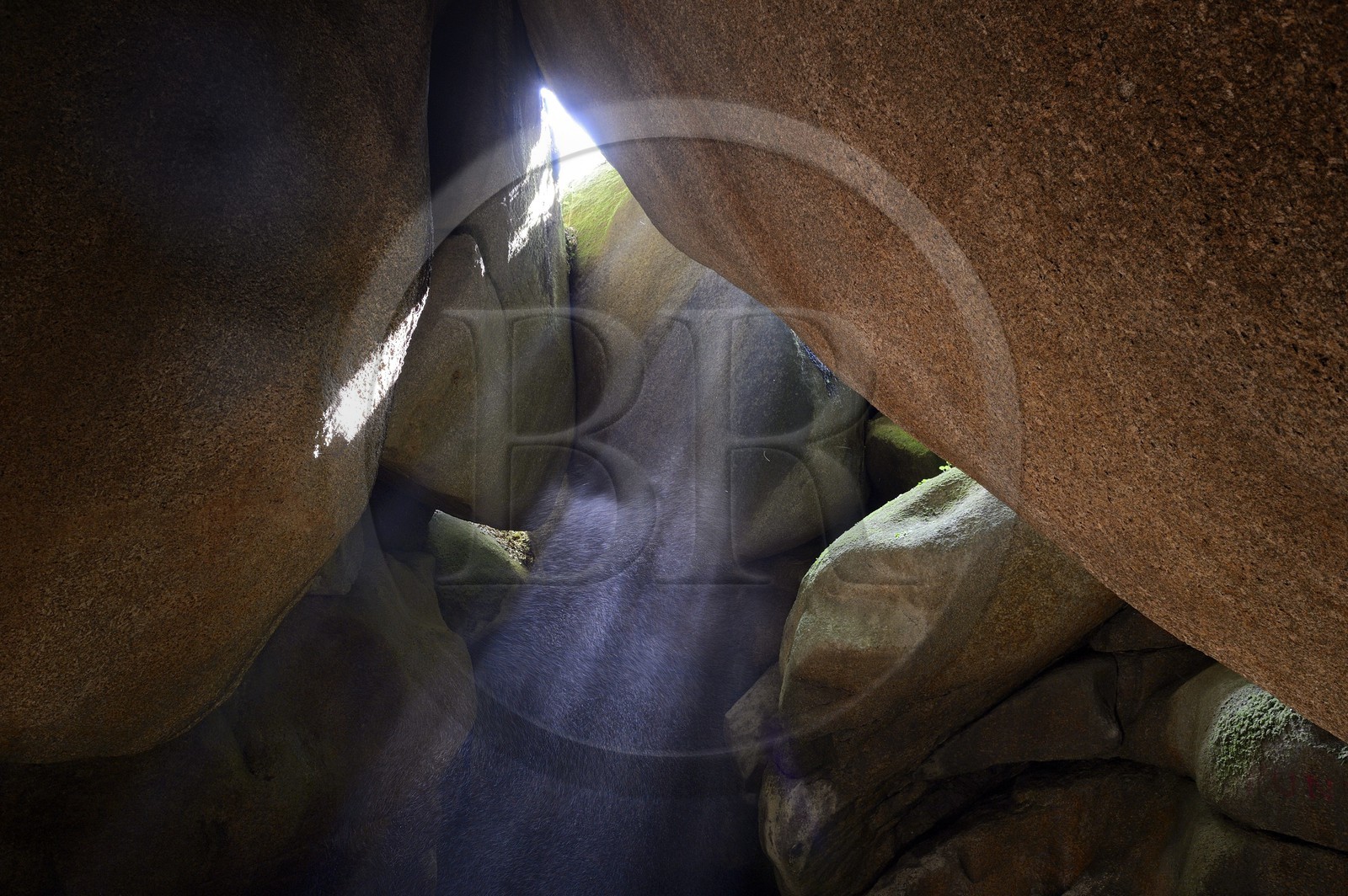 France, Finistère (29), parc naturel régional d'Armorique, Huelgoat, chaos granitique de la forêt du Huelgoat, lieu dit  Le Trou du Diable