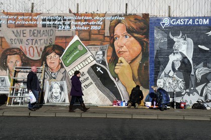 Royaume-Uni, Irlande du Nord, Belfast Ouest, le quartier catholique de Falls, International ou Solidarity Wall, peintures murales sur Falls Road et Danny Monaghan auteur des fresques