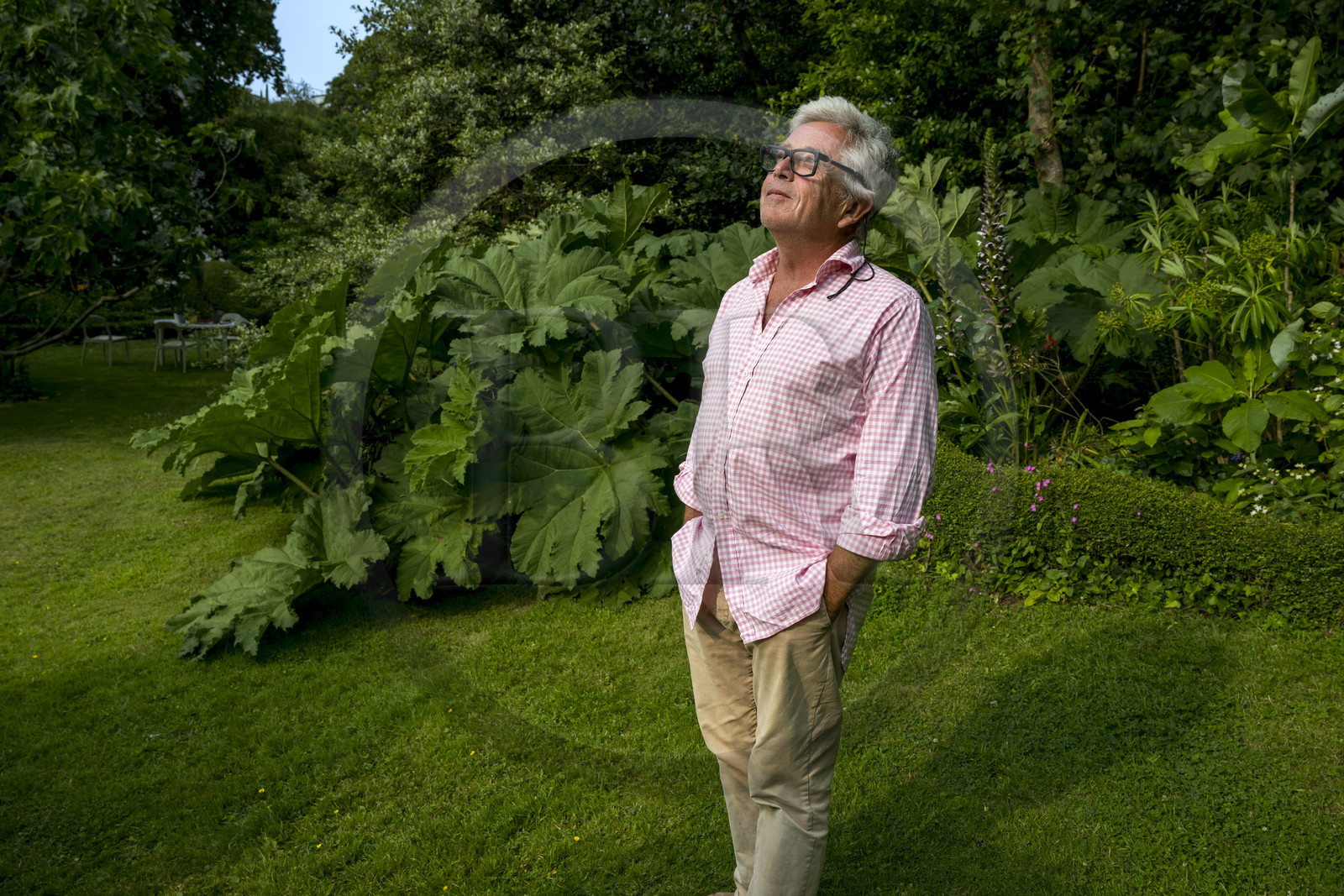France, Finistère (29), Pays des Abers, Lannilis, l'artiste peintre Loic Madec devant son atelier de Prat-Ar-Coum en bordure de l'Aber Benoit