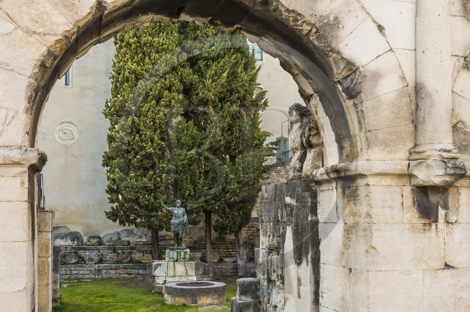 France, Gard (30), Nîmes, porte Auguste, entrée de la voie Domitienne dans la ville et la reproduction d'une statue de l'empereur Auguste en arrière plan