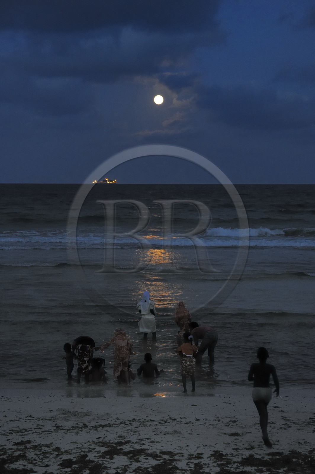 Tanzanie, Dar es-Salaam, il y a encore foule à Coco Beach à la tombée de la nuit le dimanche