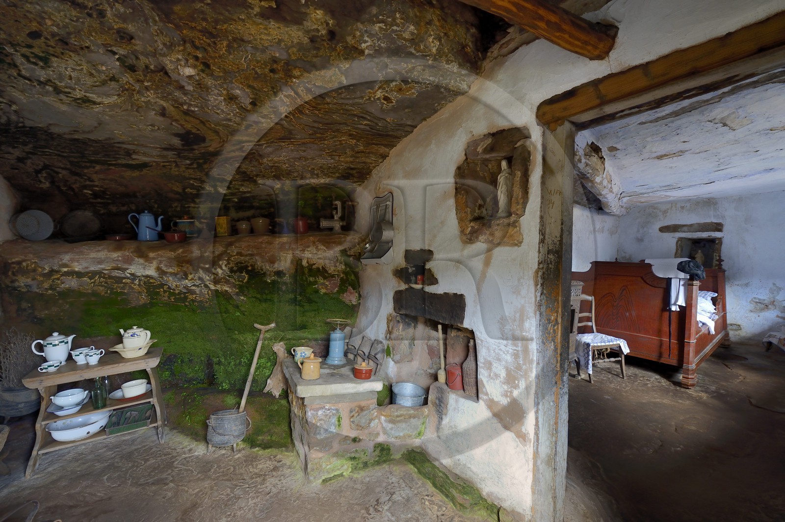 France, Bas-Rhin (67), parc régional des Vosges du nord, Eschbourg, Maisons des Rochers de Graufthal, habitations semi-troglodytiques du XVIIIe siècle et habitées jusqu'en 1958, chambre à coucher