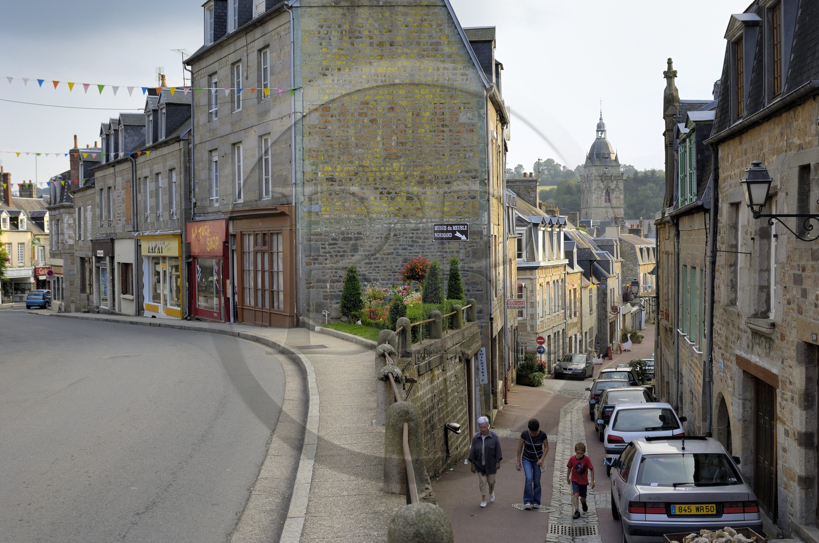 France, Manche (50), Villedieu-les-Poêles, rue du Dr Havard et église Notre-Dame