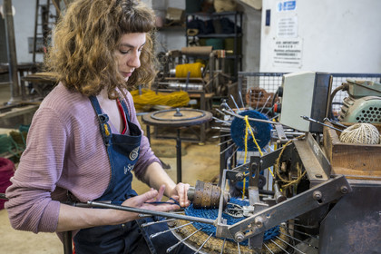 France, Drôme (26), Drôme provençale, Nyons, La Scourtinerie, dernière manufacture de scourtins de Provence, filtres traditionnels utilisés dans la fabrication de l'huile d'olive mais conçus aussi aujourd'hui comme objets de décoration en fibre de coco, fabrication de scourtins dans leur atelier sur des appareils à tisser circulaires faits sur mesure