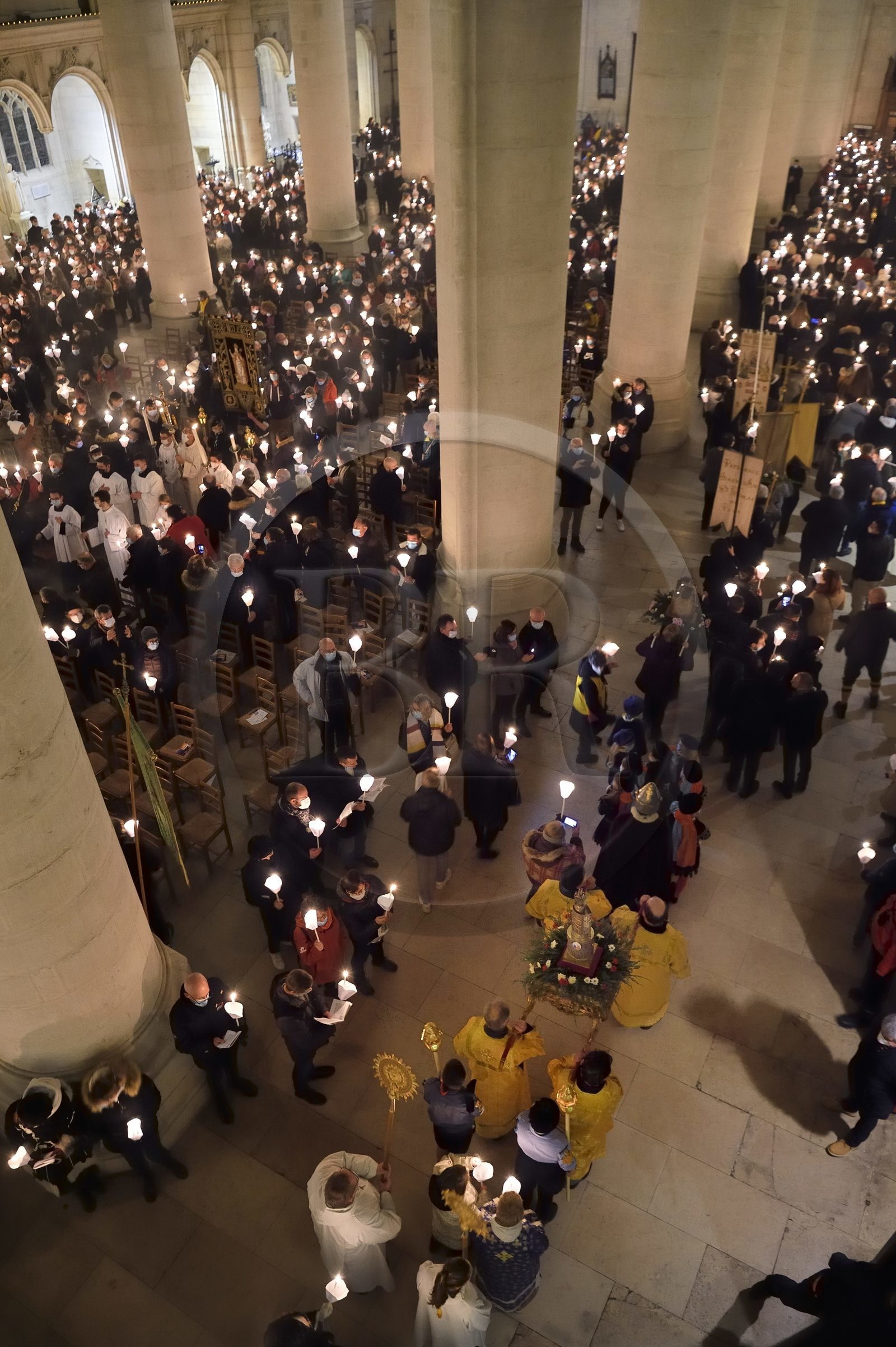 France, Meurthe-et-Moselle (54), Saint-Nicolas-de-Port, basilique de Saint Nicolas, procession aux flambeaux qui est fêtée depuis 1245 à l'occasion de la Saint-Nicolas, la relique du dextre bénissante de saint Nicolas (selon la tradition il s'agit de l'os d'une phalange de la main droite de l'évêque) qui est conservée dans un bras reliquaire de la fin du XIXème siècle en argent, or, émaux et diamants