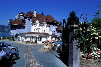 France, Haute-Savoie (74), Veyrier-du-Lac, L'Auberge de l'Eridan (ou Maison de Marc Veyrat) au bord du lac d'Annecy