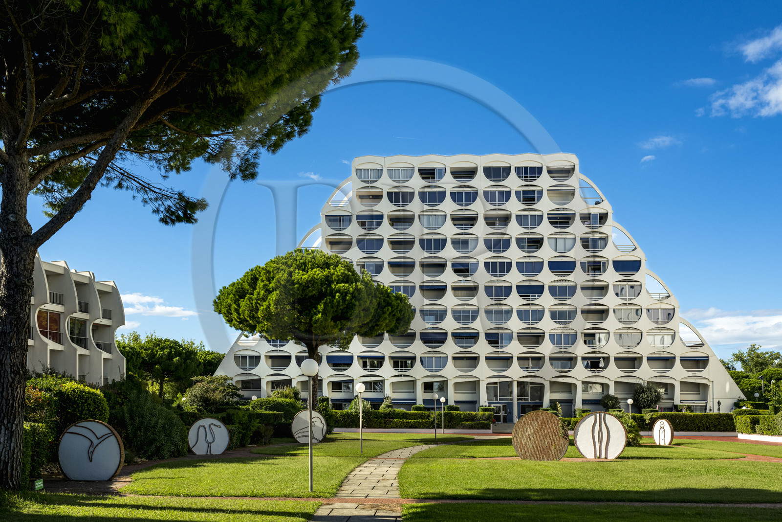 France, Hérault (34), La Grande-Motte, labellisé patrimoine du XXème siècle, immeuble Fidji de l'architecte André Malrait et sculptures oeuvres de l’artiste Albert Marchais